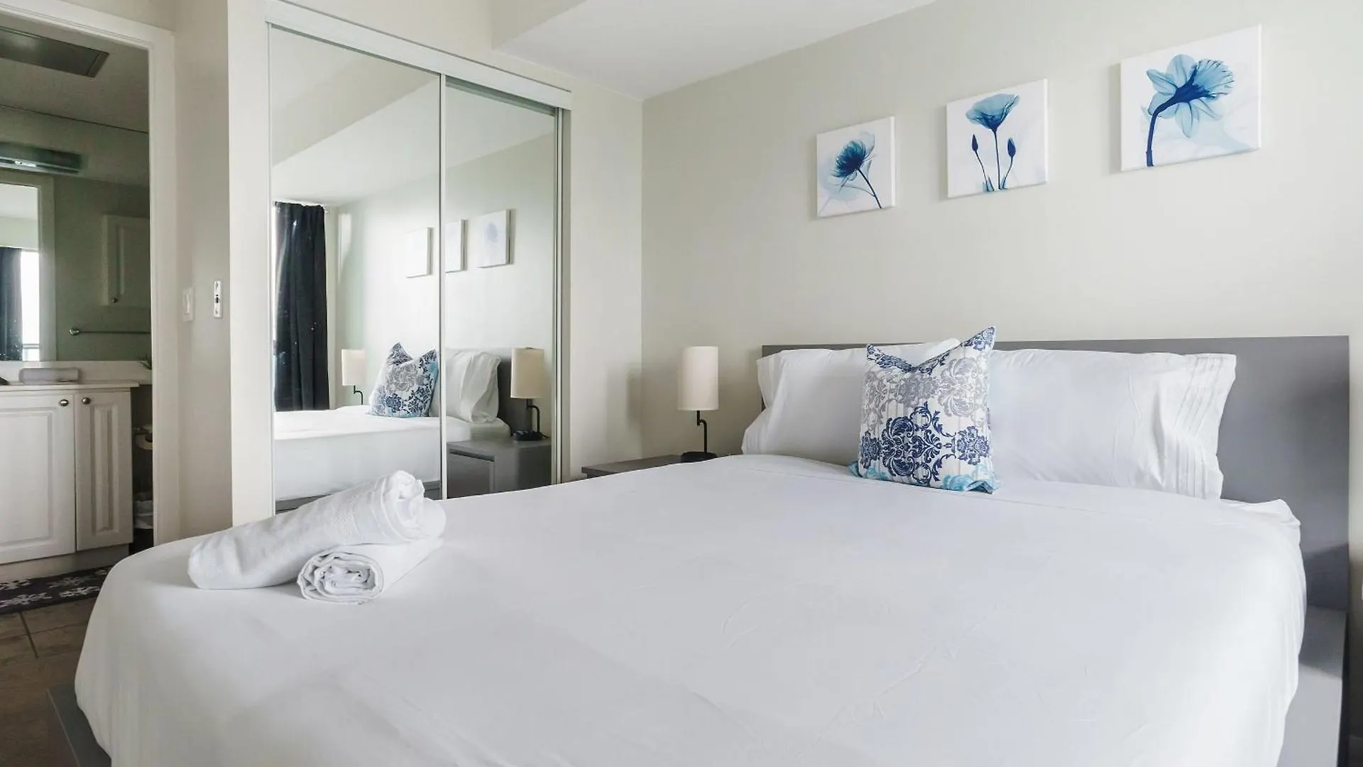 Lanterra Downtown Apartment Toronto