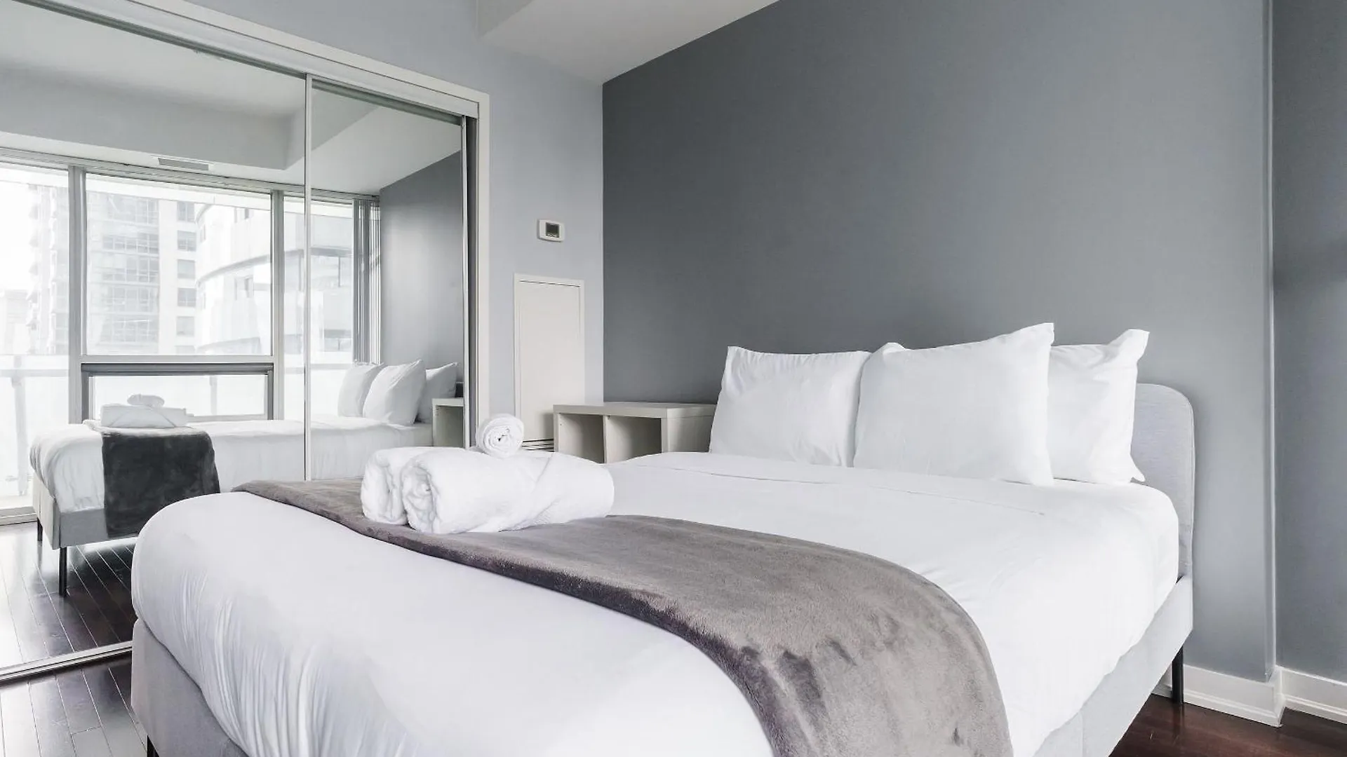 Lanterra Downtown Apartment Toronto