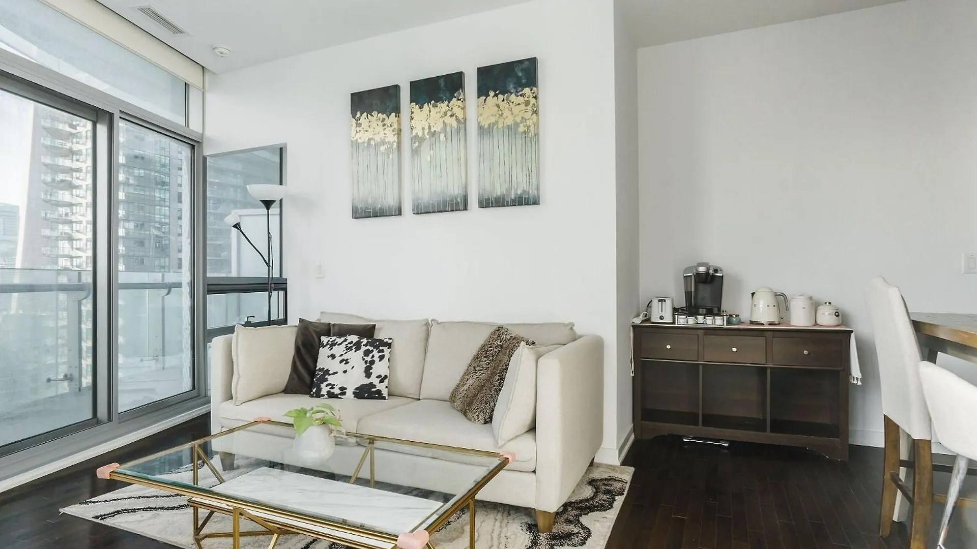 Lanterra Downtown Apartment Toronto