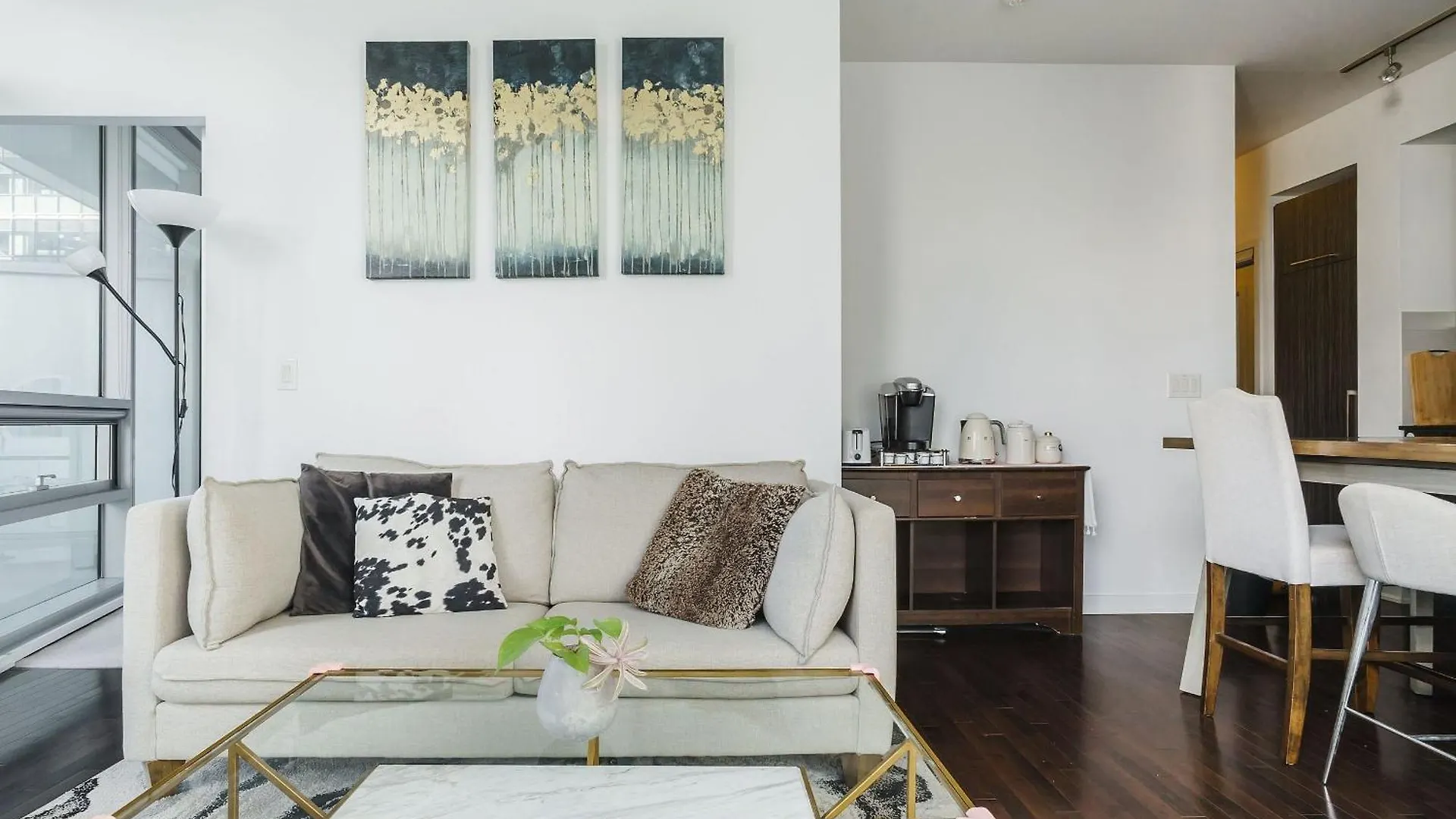 Lanterra Downtown Apartment Toronto Canada